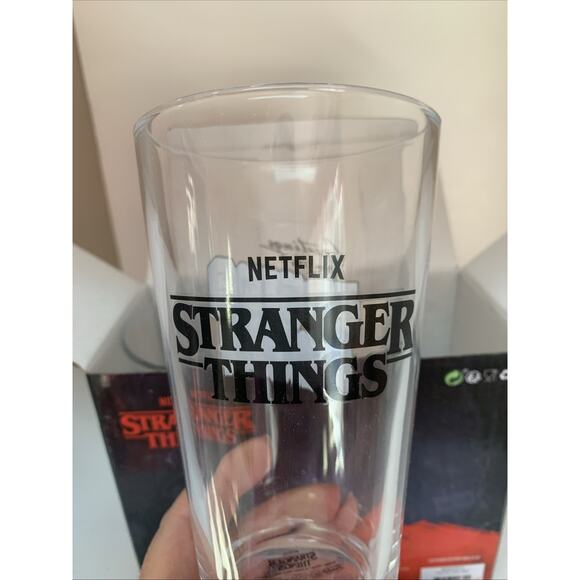 Netflix STRANGER THINGS Drinking Glass Set 2 17oz Glass Gift Set NEW in BOX - Picture 4 of 6